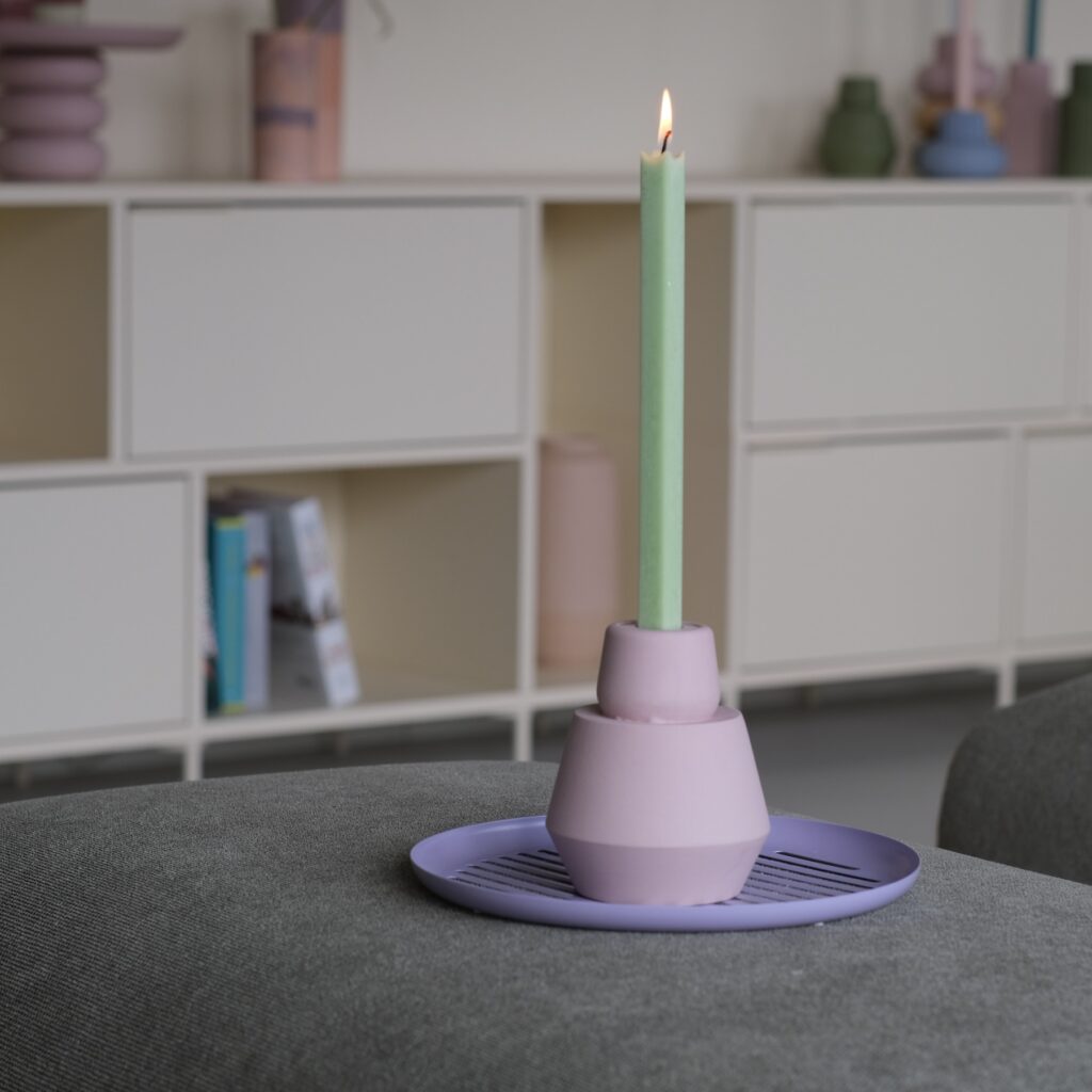 Keramieke design kandelaar met een strakke, moderne vormgeving in een matte witte afwerking, geschikt voor een enkele kaars.