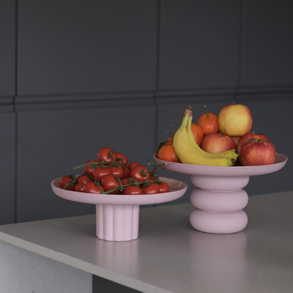 Porseleinen taartplateau met een ronde voet en een strak design, perfect voor een elegante presentatie.