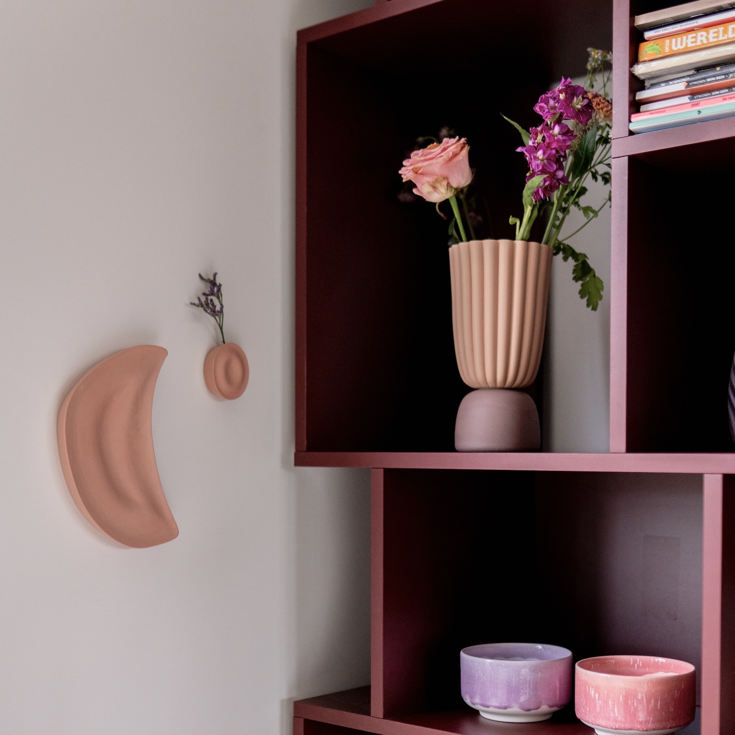 wandgedenkplekje-maan-mini-urn-ster-vaasje-terra-interieur