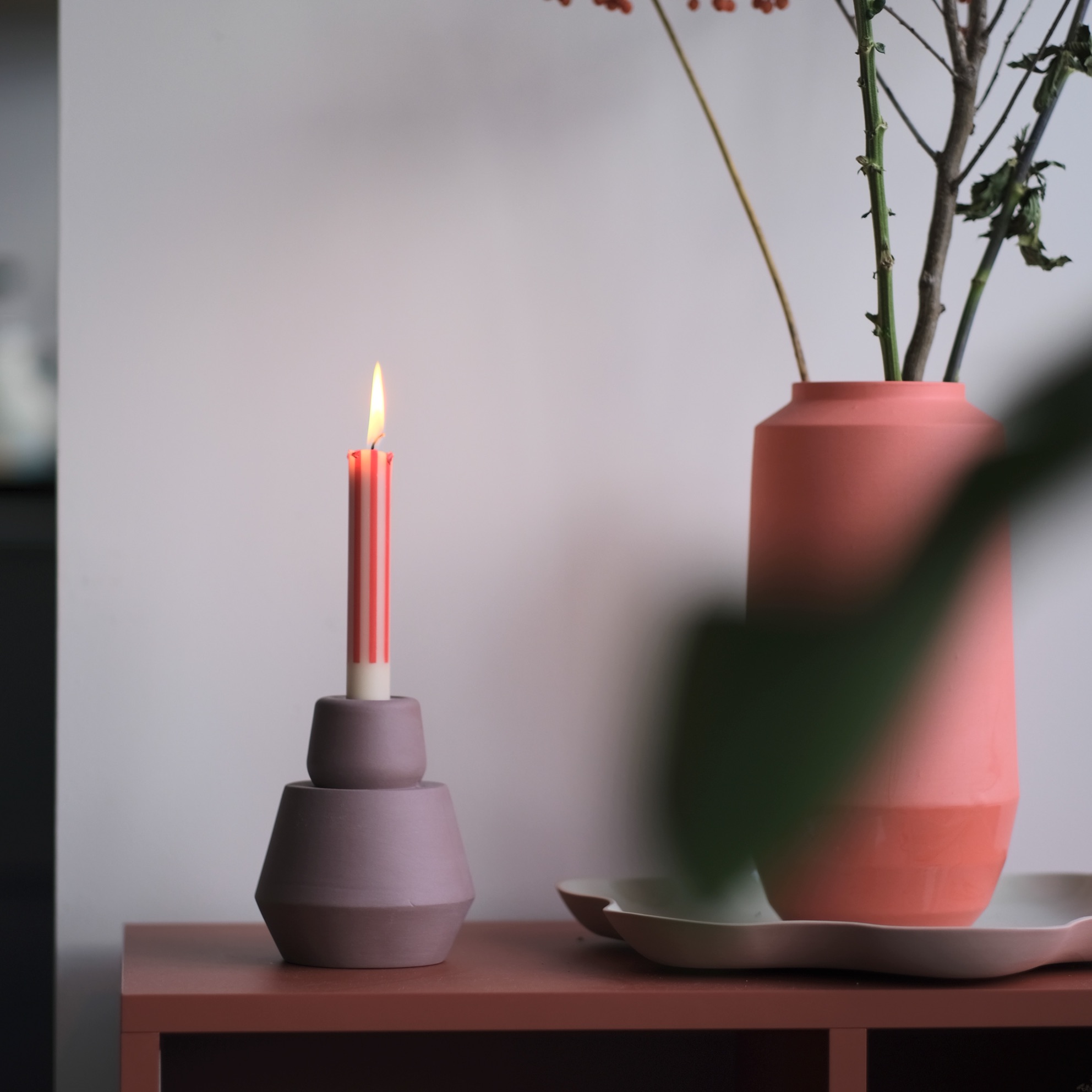 Kandelaar-stapelkandelaar-formkeramiek-jarno-vijgkleur-kaars-vijg-kandelaren
