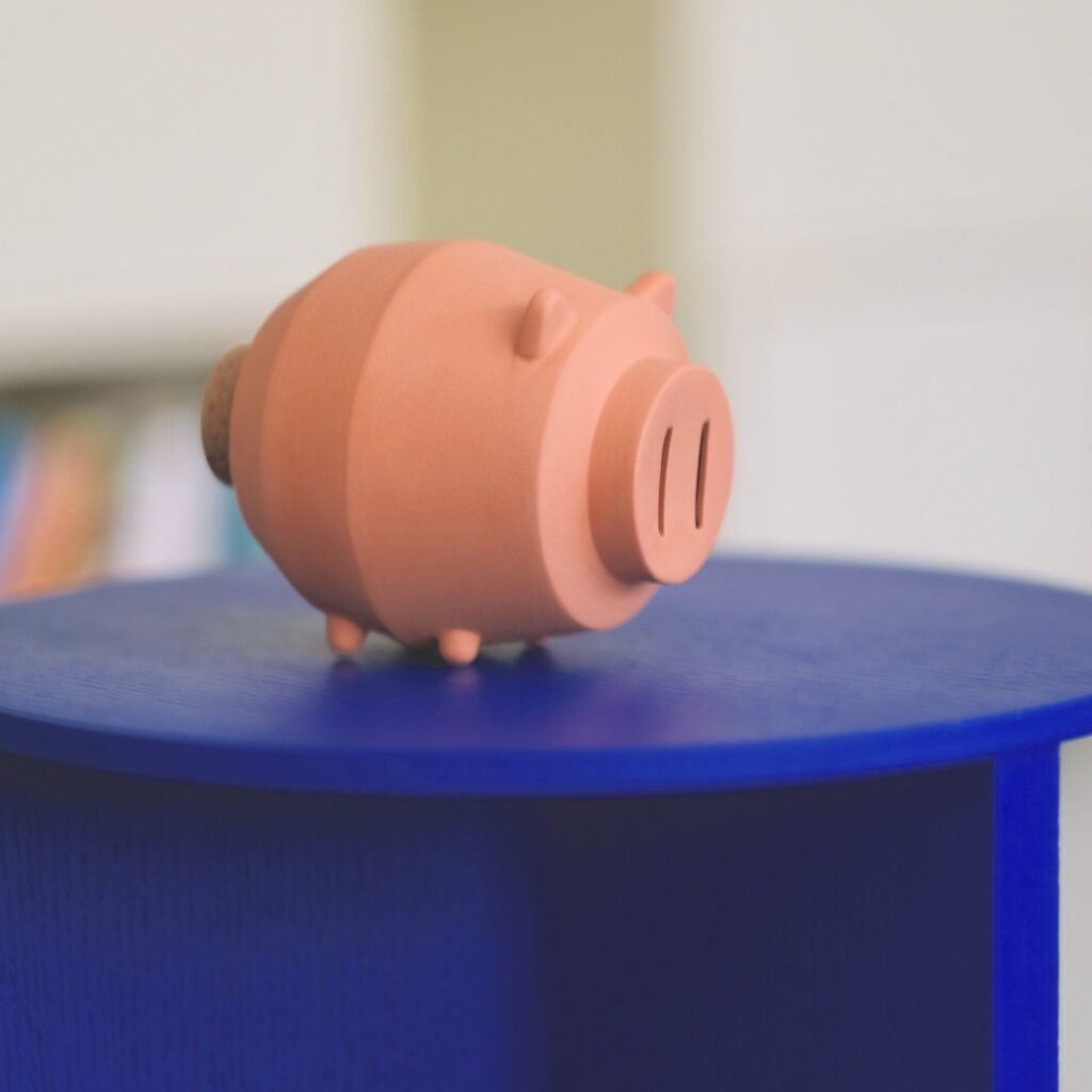Kleurrijk spaarvarkentje Lucas kleur wortel